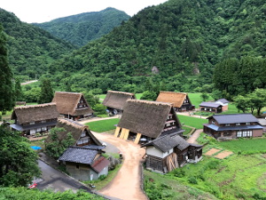 五箇山の小さな合掌造り集落